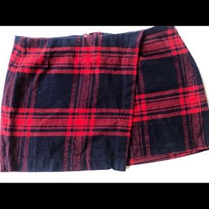 Plaid skirt. Zipper back.